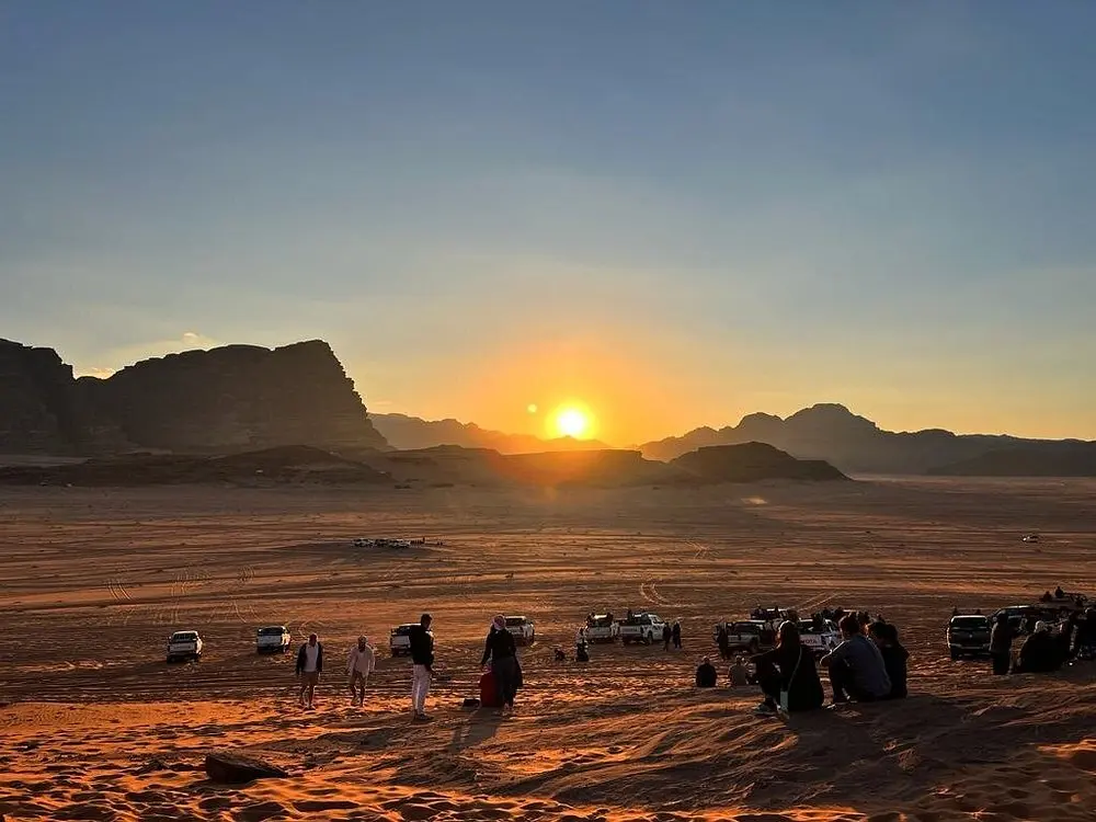 Jeep conduisant à travers le paysage désertique du Wadi Rum